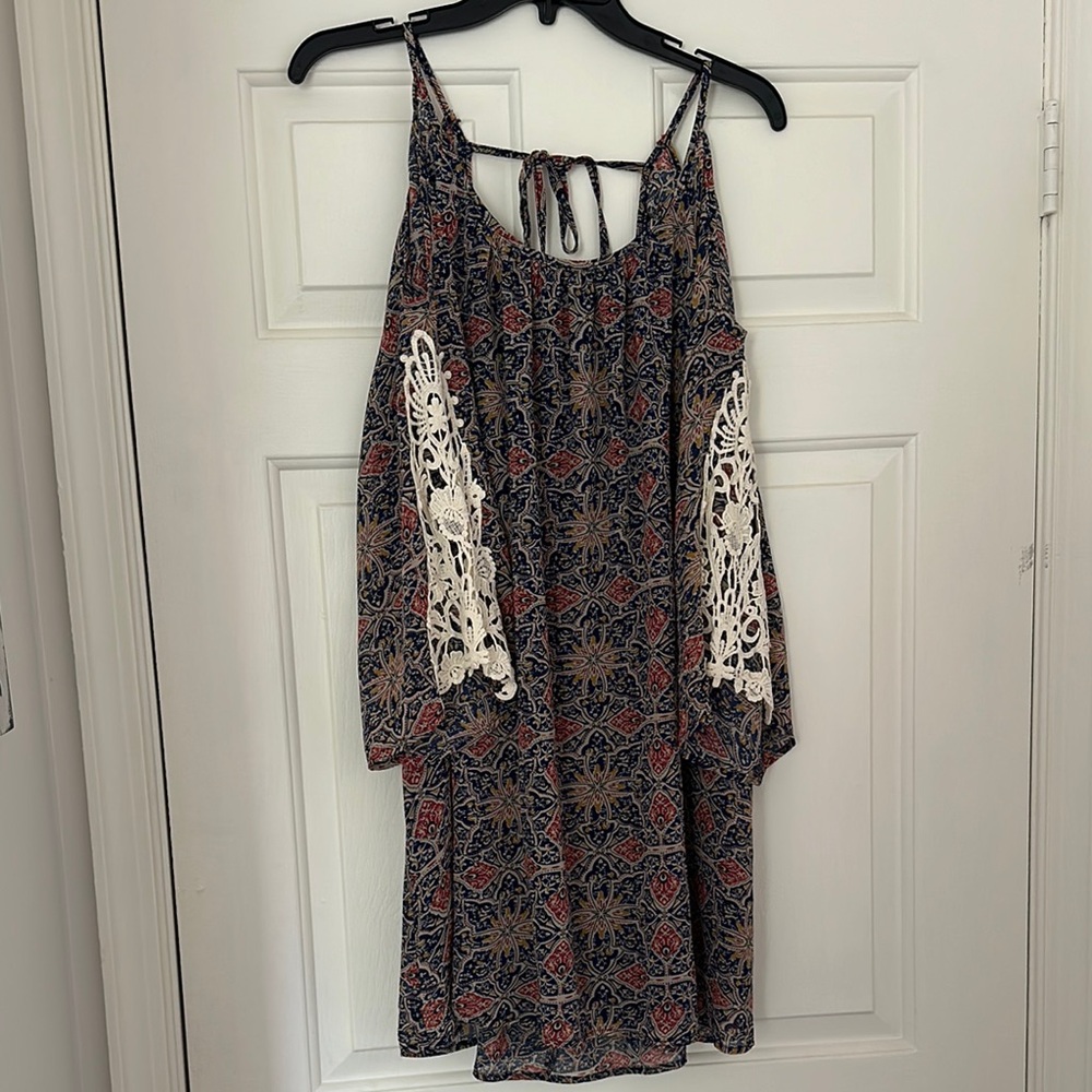 Umgee Navy and Red Patterned Dress with White Lace Sleeves